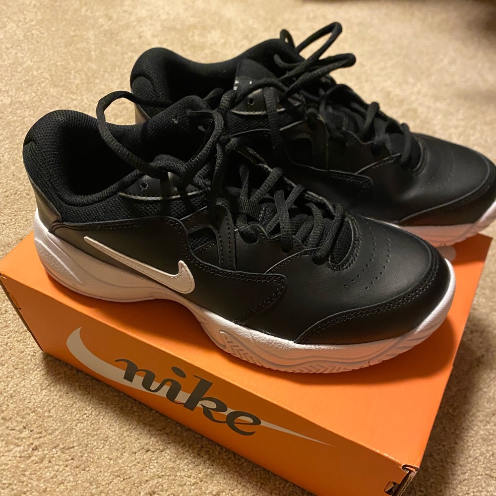 Brand NEW never worn. Big Kids Nike shoes in size 6Y color black.